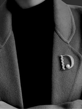 D-shaped pearl and rhinestone brooch - silver tone